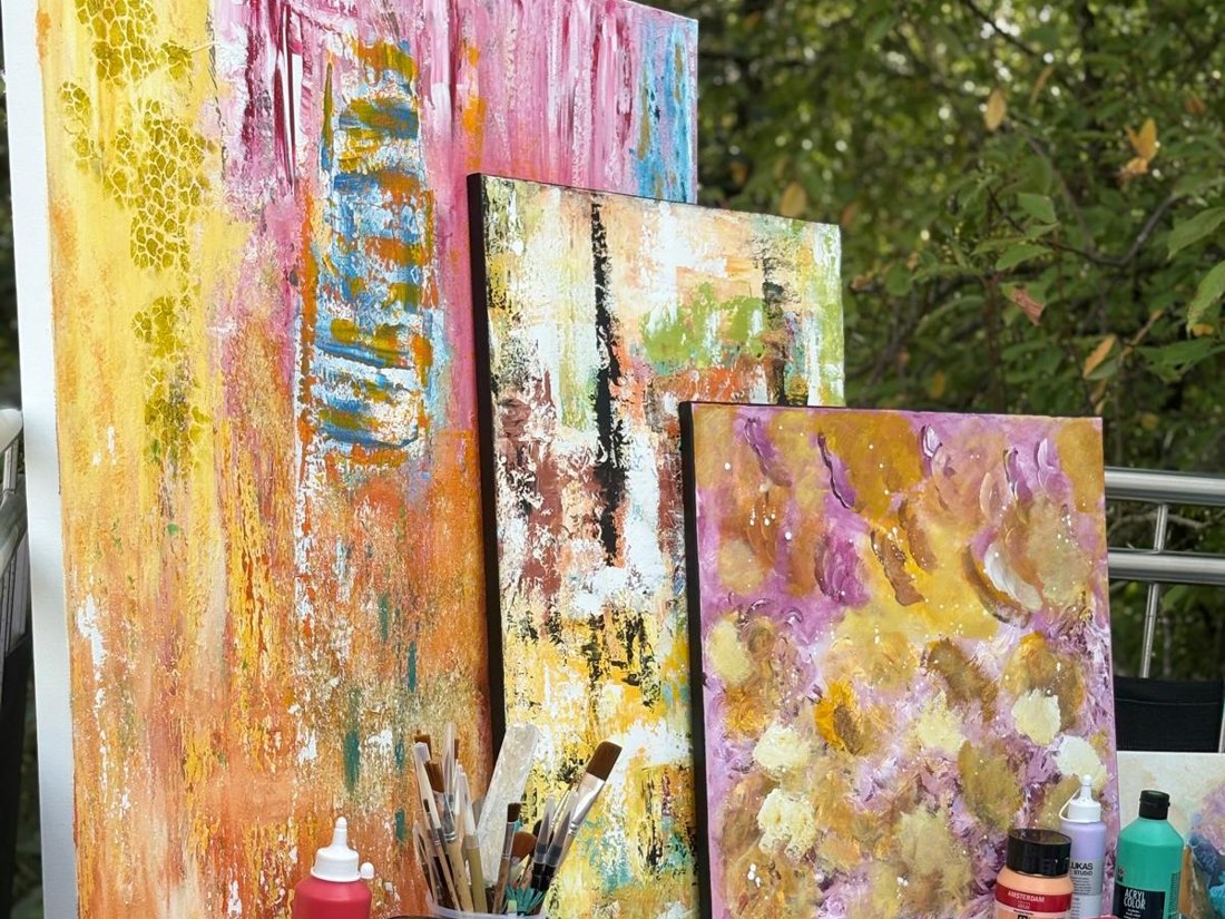 Mehrere Originale und Malutensilien im Atelier von Buccodesign
