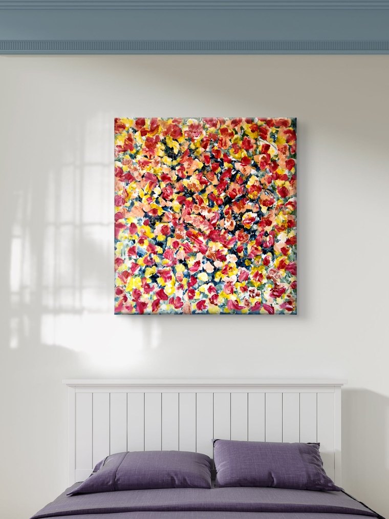 Blütenmeer – abstraktes Acrylbild in Rot, Gelb und Blau – an der Wand im Raum