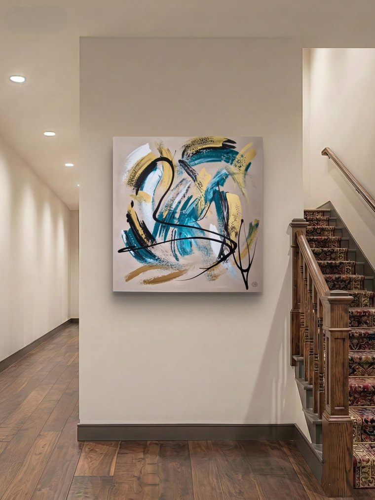 Goldschwung – abstraktes Acrylbild in Petrol, Gold und Schwarz auf sandfarbenem Grund – an der Wand im Raum